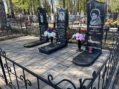 Семейный мемориальный комплекс из трех стел с закрытыми надгробиями и оградой