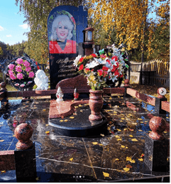 Мемориальный комплекс из цветного гранита с цветным портретом