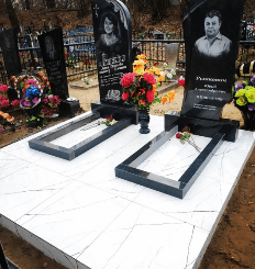 Двойной мемориальный комплекс из белого и чёрного гранита