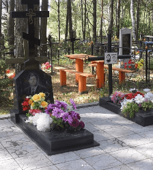 Семейный участок: памятник из чёрного габбро с комплексным благоустройством