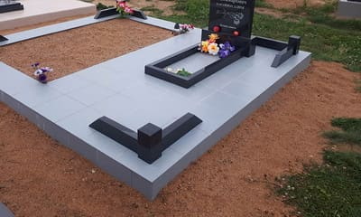 Мемориальный комплекс из серого и чёрного гранита