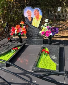 Двойной мемориальный комплекс со стелой в форме сердца