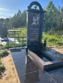 Одинарный памятник из чёрного габбро с арочной стелой