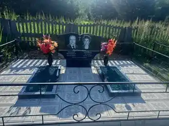 Двойной мемориальный комплекс из чёрного габбро с фигурной стелой